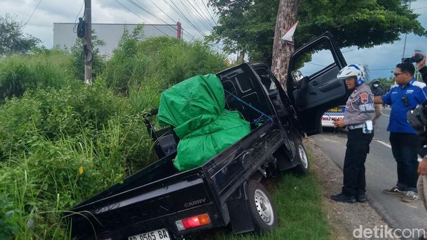 Mobil pikap menghantam pohon di jalan Jogja-Solo Desa Jombor, Kecamatan Ceper Klaten.