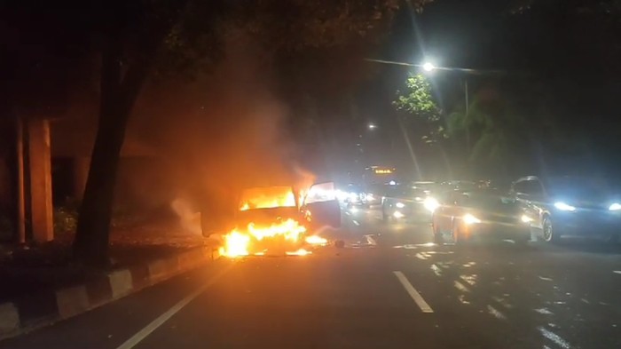 Mobil terbakar di Tb Simatupang (dok TMC Polda Metro Jaya)