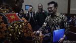 Momen Eks Mentan SYL Peluk Keluarga Sebelum Sidang Tipikor