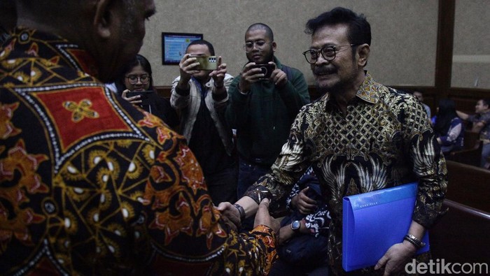 Momen Eks Mentan SYL Peluk Keluarga Sebelum Sidang Tipikor Para pendukung dan kerabat eks Menteri Pertanian (Mentan) Syahrul Yasin Limpo memenuhi kursi pengunjung ruang sidang untuk mendengarkan dakwaan di Pengadilan Tindak Pidana Korupsi (Tipikor), Jakarta, Rabu (28/2/2024).
