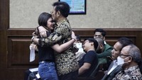 SYL mendapatkan dukungan dari para kerabatnya selama menjalani sidang. 