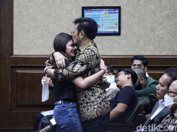 Momen Eks Mentan SYL Peluk Keluarga Sebelum Sidang Tipikor