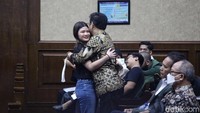 Sebelum menjalani sidang, SYL memeluk salah satu anggota keluarganya di ruang sidang. 