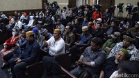 Para pendukung dan kerabat eks Menteri Pertanian (Mentan) Syahrul Yasin Limpo memenuhi kursi pengunjung ruang sidang untuk mendengarkan dakwaan di Pengadilan Tindak Pidana Korupsi (Tipikor), Jakarta, Rabu (28/2/2024).  
