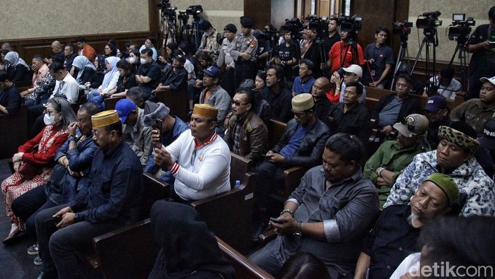 Momen Eks Mentan SYL Peluk Keluarga Sebelum Sidang Tipikor Para pendukung dan kerabat eks Menteri Pertanian (Mentan) Syahrul Yasin Limpo memenuhi kursi pengunjung ruang sidang untuk mendengarkan dakwaan di Pengadilan Tindak Pidana Korupsi (Tipikor), Jakarta, Rabu (28/2/2024).