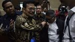 Momen Eks Mentan SYL Peluk Keluarga Sebelum Sidang Tipikor