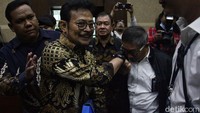 SYL juga dijerat pasal dugaan tindak pidana pencucian uang (TPPU). KPK menduga SYL menerima USD 4.000-10.000 per bulan dari para bawahannya. Duit setoran itu diduga dipakai SYL untuk membayar kartu kredit, cicilan mobil, hingga perawatan wajah keluarganya. 