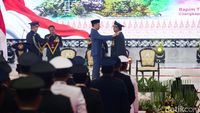 Momen Jokowi Anugerahkan Pangkat Jenderal TNI Bintang 4 Untuk Prabowo