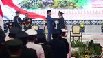 Momen Jokowi Anugerahkan Pangkat Jenderal TNI Bintang 4 untuk Prabowo
