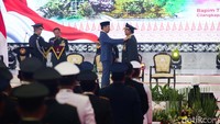 Presiden Joko Widodo (Jokowi) menjelaskan alasan pemberian pangkat istimewa Jenderal TNI (HOR) ke Menhan Prabowo Subianto.