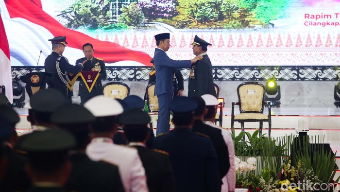 Presiden Joko Widodo menyematkan bintang empat kepada Menteri Pertahanan Prabowo Subianto saat berlangsungnya Rapim TNI Polri di Mabes TNI Cilangkap, Jakarta, Rabu (28/2/2024). Jokowi mengatakan pemberian pangkat itu didasari atas jasa-jasa Prabowo di bidang pertahanan.