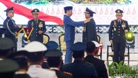 Presiden Joko Widodo (kiri) menyematkan pangkat Jenderal TNI Kehormatan kepada Menteri Pertahanan Prabowo Subianto (tengah) disaksikan Kapolri Jenderal Pol Listyo Sigit Prabowo dalam Rapat Pimpinan (Rapim) TNI dan Polri Tahun 2024 di Mabes TNI, Cilangkap, Jakarta Timur, Rabu (28/2/2024).