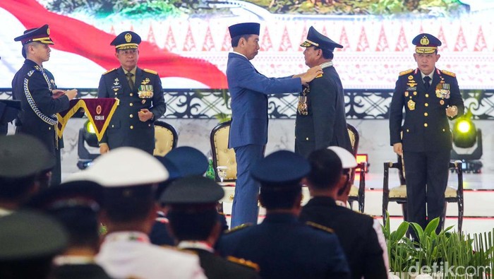 Presiden Joko Widodo menyematkan bintang empat kepada Menteri Pertahanan Prabowo Subianto saat berlangsungnya Rapim TNI Polri di Mabes TNI Cilangkap, Jakarta, Rabu (28/2/2024). Jokowi mengatakan pemberian pangkat itu didasari atas jasa-jasa Prabowo di bidang pertahanan.