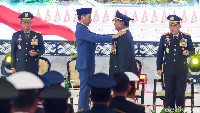 Presiden Joko Widodo menyematkan bintang empat kepada Menteri Pertahanan Prabowo Subianto saat berlangsungnya Rapim TNI Polri di Mabes TNI Cilangkap, Jakarta, Rabu (28/2/2024). Jokowi mengatakan pemberian pangkat itu didasari atas jasa-jasa Prabowo di bidang pertahanan.