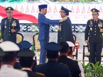 Momen Jokowi Anugerahkan Pangkat Jenderal TNI Bintang 4 untuk Prabowo