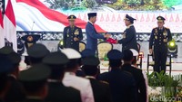 Prabowo menjadi jenderal penuh setelah menerima kenaikan pangkat istimewa Jenderal TNI Kehormatan.