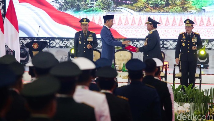 Presiden Joko Widodo menyematkan bintang empat kepada Menteri Pertahanan Prabowo Subianto saat berlangsungnya Rapim TNI Polri di Mabes TNI Cilangkap, Jakarta, Rabu (28/2/2024). Jokowi mengatakan pemberian pangkat itu didasari atas jasa-jasa Prabowo di bidang pertahanan.