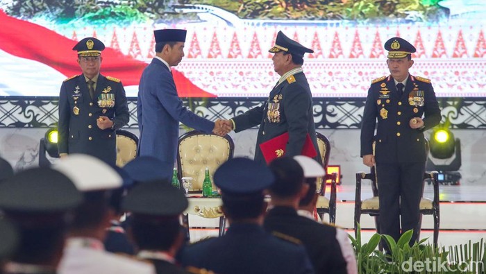 Momen Jokowi Anugerahkan Pangkat Jenderal Tni Bintang 4 Untuk Prabowo 3335