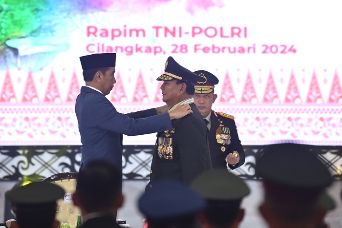 Presiden Joko Widodo (kiri) menyematkan pangkat Jenderal TNI Kehormatan kepada Menteri Pertahanan Prabowo Subianto (tengah) disaksikan Kapolri Jenderal Pol Listyo Sigit Prabowo dalam Rapat Pimpinan (Rapim) TNI dan Polri Tahun 2024 di Mabes TNI, Cilangkap, Jakarta Timur, Rabu (28/2/2024). Dalam rapim yang mengangkat tema TNI-POLRI Siap Mewujudkan Pertahanan Keamanan Untuk Indonesia Maju tersebut Presiden Joko Widodo memberikan kenaikan pangkat secara istimewa kepada Menhan Prabowo Subianto sesuai Keppres Nomor 13/TNI/Tahun 2024 tanggal 21 Februari 2024 tentang Penganugerahan Pangkat Secara Istimewa berupa Jenderal TNI Kehormatan. ANTARA FOTO/Sigid Kurniawan/nym.
