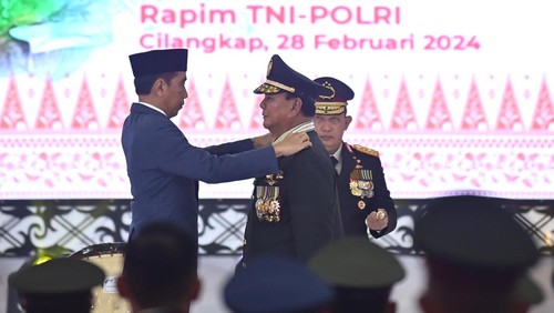 Presiden Joko Widodo (kiri) menyematkan pangkat Jenderal TNI Kehormatan kepada Menteri Pertahanan Prabowo Subianto (tengah) disaksikan Kapolri Jenderal Pol Listyo Sigit Prabowo dalam Rapat Pimpinan (Rapim) TNI dan Polri Tahun 2024 di Mabes TNI, Cilangkap, Jakarta Timur, Rabu (28/2/2024). Dalam rapim yang mengangkat tema TNI-POLRI Siap Mewujudkan Pertahanan Keamanan Untuk Indonesia Maju tersebut Presiden Joko Widodo memberikan kenaikan pangkat secara istimewa kepada Menhan Prabowo Subianto sesuai Keppres Nomor 13/TNI/Tahun 2024 tanggal 21 Februari 2024 tentang Penganugerahan Pangkat Secara Istimewa berupa Jenderal TNI Kehormatan. ANTARA FOTO/Sigid Kurniawan/nym.