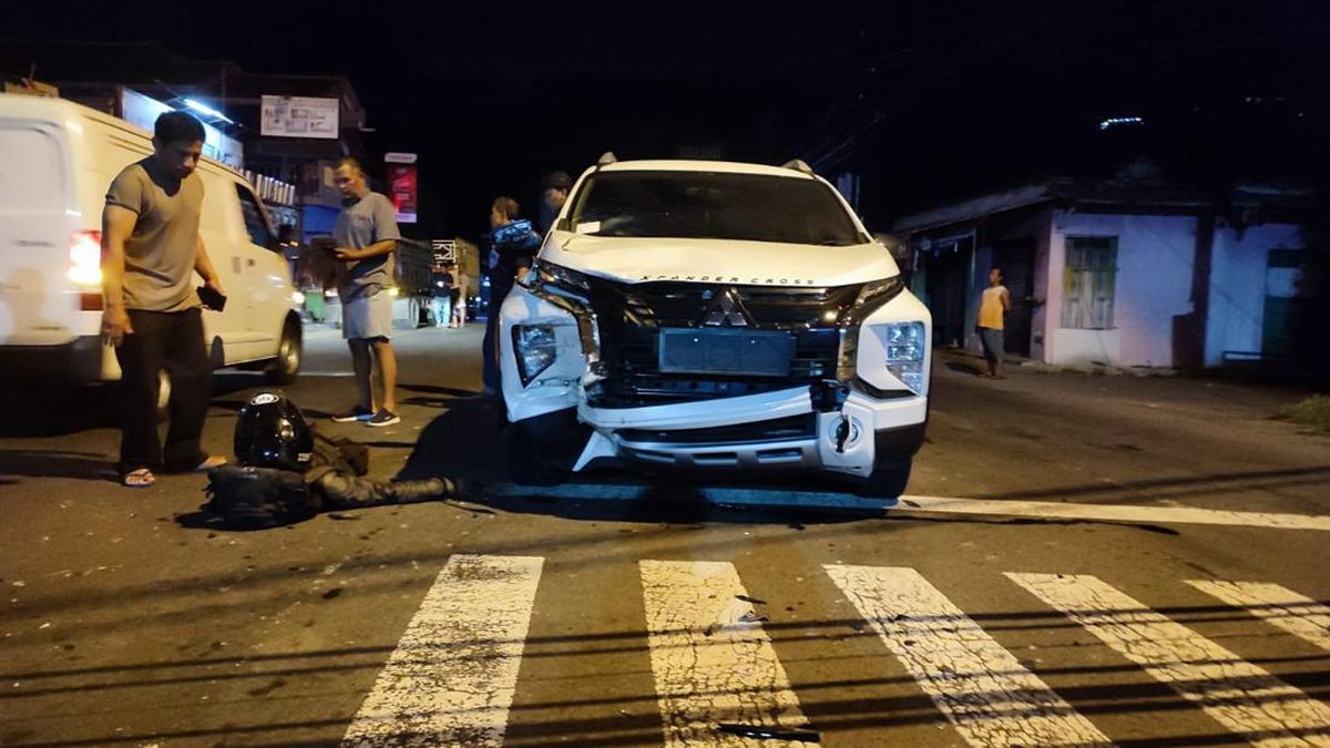 Oyoqlarini yoygan talabaning fotosurati