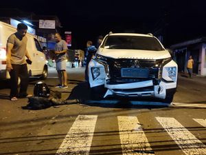 Nekat Terobos Bangjo, Pemotor Tabrak Mobil di Piyungan Bantul
