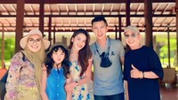 Begini keseruan Muhammad Fardhana saat mengajak keluarga Ayu Ting Ting untuk makan di restoran. Bilqis pun turut hadir.   Foto: Instagram