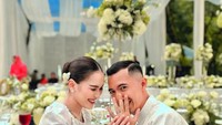 Ini momen saat mereka bertunangan. Dalam pesta tunangan tersebut terdapat banyak hidangan lewat dan minuman segar.  Foto: Instagram