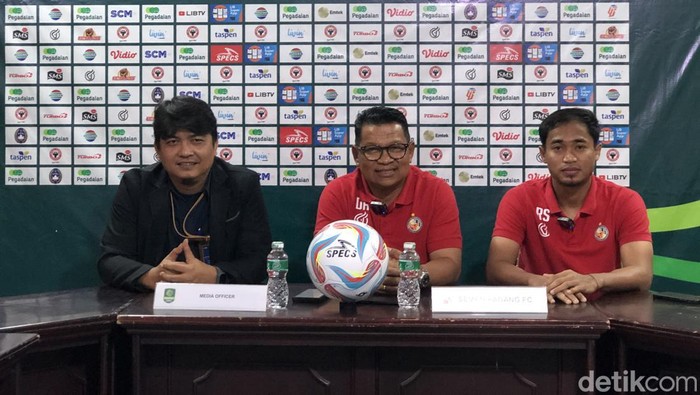 Pelatih Kepala Semen Padang FC, Delfi Adri saat jumpa pers dengan awak media (M. Afdal Afrianto)