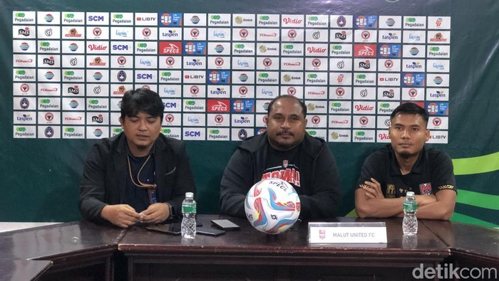 Pelatih Malut United, Imran Nahumarury didampingi pemainnya Aditya Putra Dewa (M Afdal/detikcom)