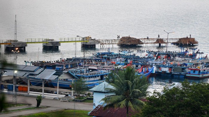 Pekerja melanjutkan pengerjaan dermaga II di Pelabuhan Penyeberangan Teluk Bungus Padang, Sumatera Barat, Selasa (27/2/2024). Kementerian Perhubungan membangun dermaga baru di pelabuhan tipe B yang melayani penyeberangan ke Kepulauan Mentawai tersebut untuk meningkatkan pelayanan penyeberangan yang diperkirakan mampu melayani kapal dengan kapasitas 2.000 gross ton (GT). ANTARA FOTO/Iggoy el Fitra/tom.