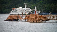 Pekerja melanjutkan pengerjaan dermaga II di Pelabuhan Penyeberangan Teluk Bungus Padang, Sumatera Barat, Selasa (27/2/2024).