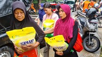 Warga hanya bisa membeli satu bungkus beras SPHP. Satu bungkus itu berisi 5 kg beras.