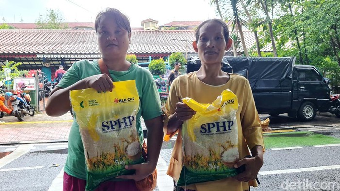 Warga membeli beras SPHP Bulog di RPTRA Teratai, Tebet, Jakarta Selatan, Rabu (28/2/2024). Pemerintah terus mengelar pasar murah khususnya beras agar dapat menstabilkan harga beras. 5 kg beras SPHP Bulog dijual Rp 53 ribu. Di lokasi ini disiapkan 300 kantor beras SPHP 5 kg dengan total 1,5 ton.