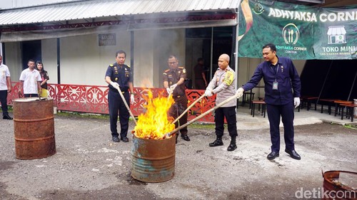 Pemusnahan barang bukti di Kejari Manggarai.