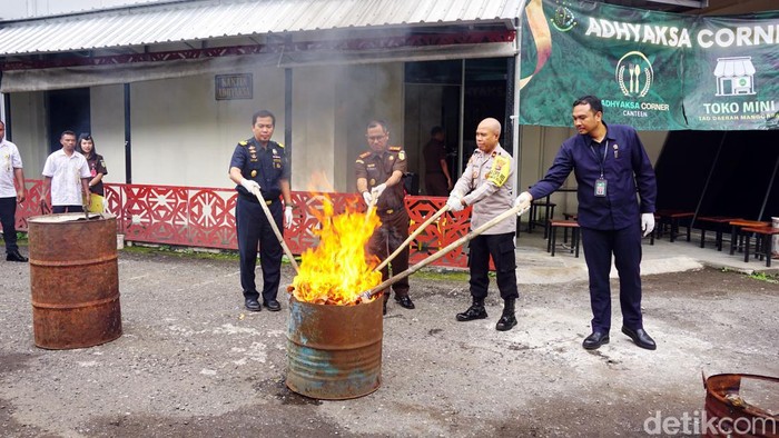 Pemusnahan barang bukti di Kejari Manggarai.