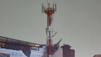 Helikopter itu berusaha kembali ke atap sebuah restoran tempat ia meluncurkan kunjungan ke lokasi di luar Medellin. Namun angin kencang membuat helikopter itu jatuh.  