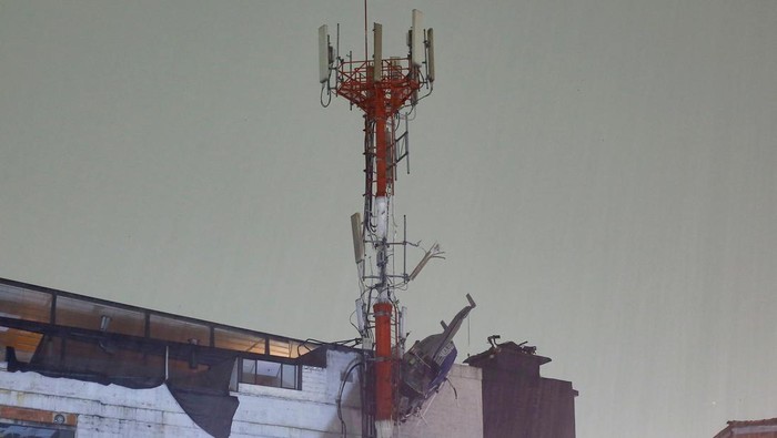 Penampakan Helikopter Jatuh di Kolombia Akibat Angin Kencang A helicopter hangs from the roof of a building after crashing due to strong winds, according to authorities, in Medellin, Colombia February 26, 2024. REUTERS/Juan David Duque NO RESALES. NO ARCHIVES TPX IMAGES OF THE DAY