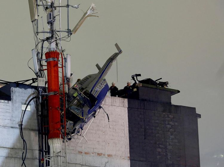 Penampakan Helikopter Jatuh di Kolombia Akibat Angin Kencang