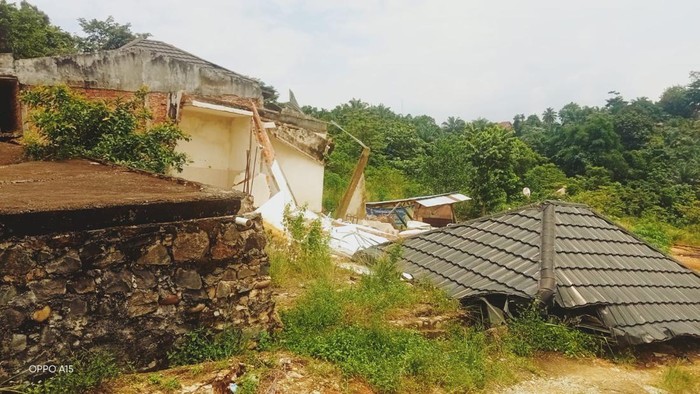 Penampakan rumah di Merangin, Jambi, yang ambruk akibat longsor.