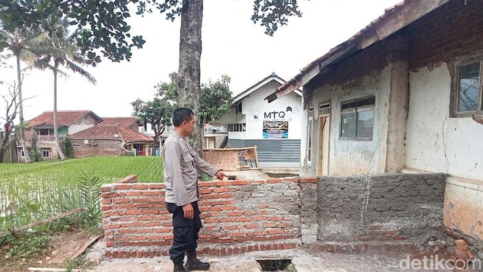 Penampakan tembok penutup jalan kampung warga di Cibatu, Garut.