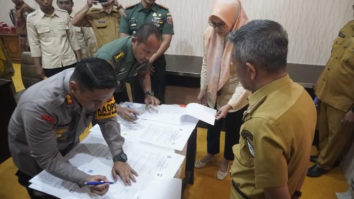 Penandatanganan penetapan dana hibah untuk Korem 141/Toddopuli dan Polres Bone.