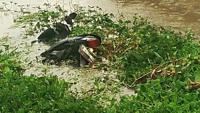 Penemuan sepeda motor dan jasad di irigasi Kutagandok, Kecamatan Kutawaluya, Kabupaten Karawang