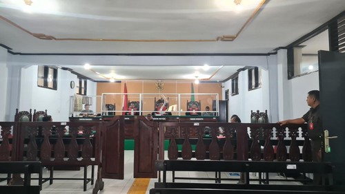 Suasana sebelum dimulainya sidang perkara tindak pidana pemilu dengan terdakwa Wakil Ketua DPRD Manggarai Timur Damu Damianus, di Pengadilan Negeri Ruteng, Rabu (28/2/2024). (Istimewa)