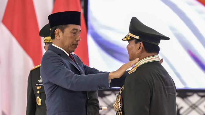 Presiden Joko Widodo (kiri) menyematkan pangkat Jenderal TNI Kehormatan kepada Menteri Pertahanan Prabowo Subianto (kanan) dalam Rapat Pimpinan (Rapim) TNI dan Polri Tahun 2024 di Mabes TNI, Jakarta, Rabu (28/2/2024). Presiden Joko Widodo memberikan kenaikan pangkat secara istimewa kepada Menhan Prabowo Subianto sesuai Keppres Nomor 13/TNI/Tahun 2024 tanggal 21 Februari 2024 tentang Penganugerahan Pangkat Secara Istimewa berupa Jenderal TNI Kehormatan. ANTARA FOTO/Bayu Pratama S/nym.