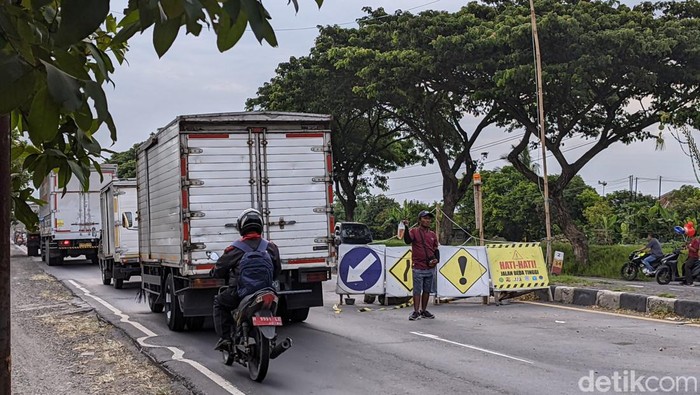 Perbaikan jalan di Jalur Pantura Desa Sedo, Demak sepanjang 1 kilometer lebih jalur Kudus-Semarang, Rabu (28/2/2024).