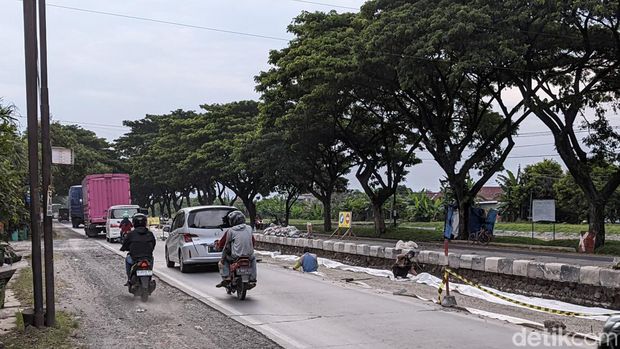 Perbaikan jalan di Jalur Pantura Desa Sedo, Demak sepanjang 1 kilometer lebih jalur Kudus-Semarang, Rabu (28/2/2024).