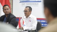 Sekretaris Jenderal Partai Perindo Ahmad Rofiq mengungkapkan adanya permasalahan pada Pemilu 2024 --termasuk pada Sistem Informasi Rekapitulasi (Sirekap) yang dimiliki Komisi Pemilihan Umum (KPU) RI, maka pihaknya mengusulkan Pemilu ulang dan mendorong DPR menggunakan Hak Angket. Menurut dia, Pemilu ulang ini menjadi sangat penting sekaligus menjadi pembelajaran bagi demokrasi di Indonesia agar para penyelenggara Pemilu tidak main-main.
