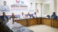 Ki-ka: Ketua Bidang Hukum dan Hak Asasi Manusia DPP Partai Perindo Tama Satrya Langkun, Koordinator Juru Bicara Nasional DPP Partai Perindo Heri Budianto, Sekretaris Jenderal Partai Perindo Ahmad Rofiq, Wakil Ketua Umum DPP Partai Perindo Ferry Kurnia Rizkiyansyah, Ketua DPP Partai Perindo Abdul Khaliq Ahmad dalam Konferensi Pers Pernyataan Sikap atas Hilangnya Suara Partai Perindo pada Pemilu 2024 di Kantor DPP Partai Perindo, Jalan Diponegoro Nomor 29, Menteng, Jakarta Pusat, Rabu (28/2/2024).