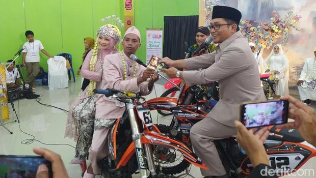 Prosesi ijab kabul nikah bareng yang berlangsung di atas motor trail di Tempuran, Kabupaten Magelang, Rabu (28/2/2024).